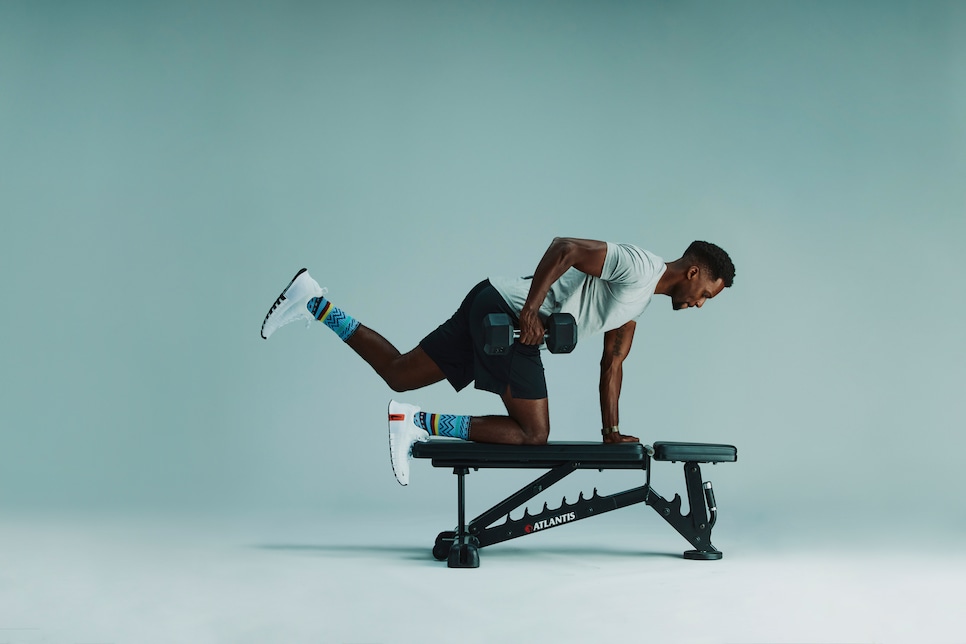 /content/dam/images/golfdigest/fullset/fitness-2024/Roberts bird dog rows 2.jpg